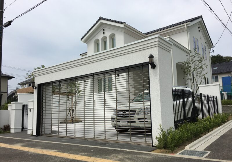 仙台市　白と黒を基調とした建物と調和した外構